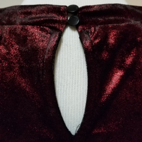 🆕️⬇️Vince Camuto Red Velvet Metallic Choker Top - Picture 6 of 8